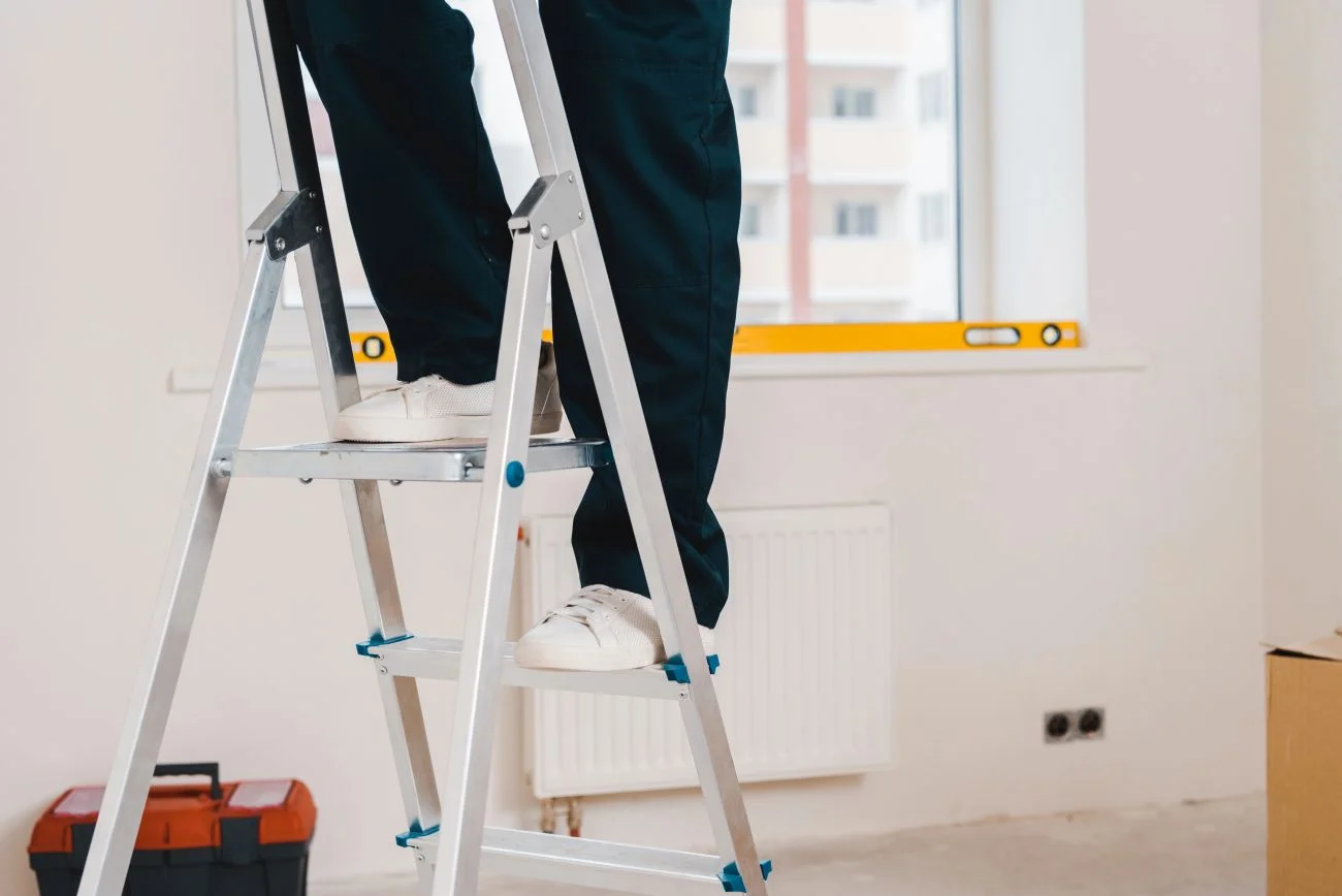 Drabinka do domu: aluminiowa, stalowa czy drewniana – która pasuje do Twoich potrzeb?