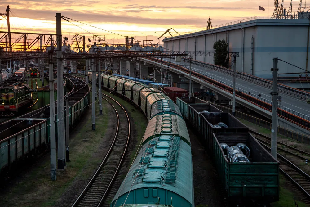 Transport kolejowy – kiedy jest bardziej opłacalny niż transport drogowy?